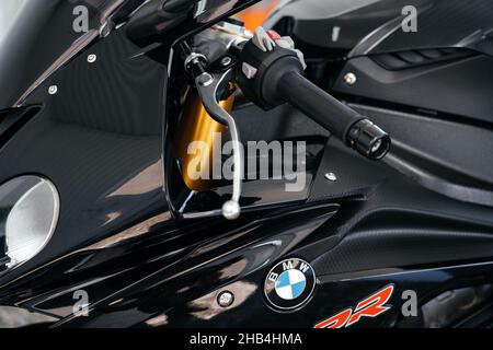 STAVROPOL, RUSSIE - 28 MAI 2020 : BMW Black Sportbike. Moto moderne et puissante dans la ville de Stavropol, en Russie Banque D'Images