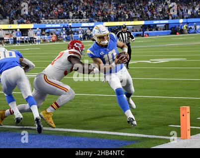 Inglewood, États-Unis.16th décembre 2021.Le quarterback des Chargers de Los Angeles Justin Herbert s'est mis contre la ville de Kansas lors du deuxième trimestre de l'action au SOFI Stadium le jeudi 16 décembre 2021 à Inglewood, en Californie.Photo de Jon SooHoo/UPI crédit: UPI/Alay Live News Banque D'Images