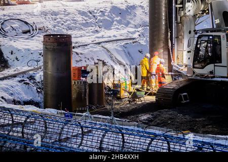 Berlin, Allemagne.09th décembre 2021.Les ouvriers du bâtiment travaillent dans la neige sur un chantier de Berlin-Mitte.Credit: Christoph Soeder/dpa/Alay Live News Banque D'Images