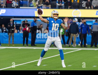 Inglewood, États-Unis.16th décembre 2021.Football américain : ligue professionnelle NFL, Los Angeles Chargers - Kansas City Chiefs, partie principale, partie principale, partie 15, stade SOFI.Chargeur Quarterback Justin Herbert lance la balle.Credit: Maximilian Haupt/dpa/Alay Live News Banque D'Images