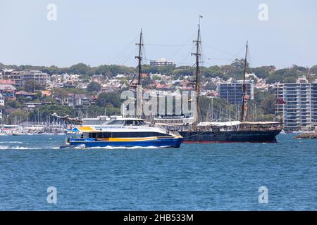 Bateau Barque 1874 le James Craig passe un ferry de Sydney, le ferry rapide Manly, sur le port de Sydney, en Nouvelle-Galles du Sud, en Australie Banque D'Images