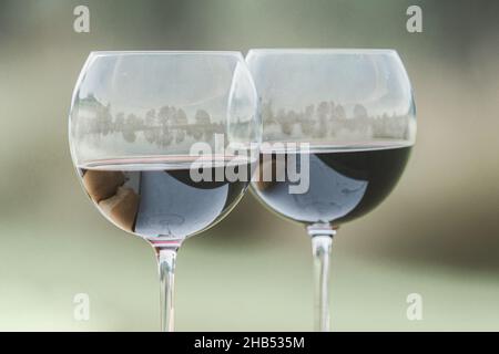 Cérémonie de mariage de pain de rupture rempli de verres à vin à l'extérieur Banque D'Images