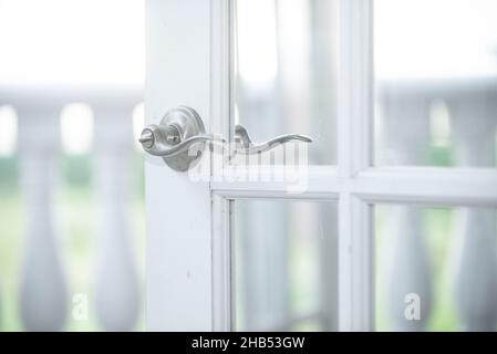 Arche de mariage à porte vintage blanche avec poignées argentées sur balcon à colonne blanche Banque D'Images