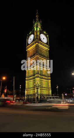 Vue nocturne de la tour de l'horloge du lac, Kolkata, Bengale-Occidental, Inde. Banque D'Images