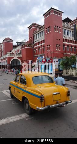 Taxi jaune devant le complexe de Purana, station Howrah, Kolkata, Bengale occidental, Inde. Banque D'Images