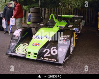 Le 2002 MG-Lola EX257 qui a bien fonctionné (dans le top 10) à la course de 24 heures du Mans 2002, jusqu'à ce que les gremlins aient frappé tôt le dimanche matin.Photo ici au Goodwood Festival of Speed 2002.La voiture a été introduite par le GROUPE MG Rover (Royaume-Uni) pour être conduite par Julian Bailey et Rob Oldaker. Banque D'Images