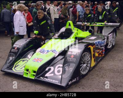 Le 2002 MG-Lola EX257 qui a bien fonctionné (dans le top 10) à la course de 24 heures du Mans 2002, jusqu'à ce que les gremlins aient frappé tôt le dimanche matin.Photo ici au Goodwood Festival of Speed 2002.La voiture a été introduite par le GROUPE MG Rover (Royaume-Uni) pour être conduite par Julian Bailey et Rob Oldaker. Banque D'Images