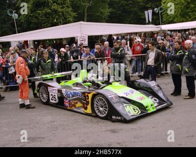 Le 2002 MG-Lola EX257 qui a bien fonctionné (dans le top 10) à la course de 24 heures du Mans 2002, jusqu'à ce que les gremlins aient frappé tôt le dimanche matin.Photo ici au Goodwood Festival of Speed 2002.La voiture a été introduite par le GROUPE MG Rover (Royaume-Uni) pour être conduite par Julian Bailey et Rob Oldaker. Banque D'Images