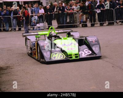 Le 2002 MG-Lola EX257 qui a bien fonctionné (dans le top 10) à la course de 24 heures du Mans 2002, jusqu'à ce que les gremlins aient frappé tôt le dimanche matin.Photo ici au Goodwood Festival of Speed 2002.La voiture a été introduite par le GROUPE MG Rover (Royaume-Uni) pour être conduite par Julian Bailey et Rob Oldaker. Banque D'Images