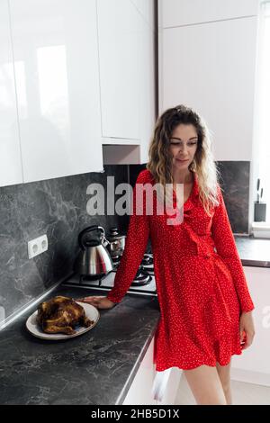 une femme au foyer prépare un canard pour un dîner dans la cuisine Banque D'Images