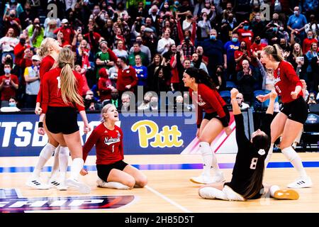 Columbus, Ohio, États-Unis.17th décembre 2021.Les Huskers No.10 fêtent leur passage au championnat sur le Pitt No.3 à Nationwide Arena à Columbus, Ohio, le 16 décembre 2021.Le Nebraska a gagné le match 3-1.Crédit : ZUMA Press, Inc./Alay Live News Banque D'Images