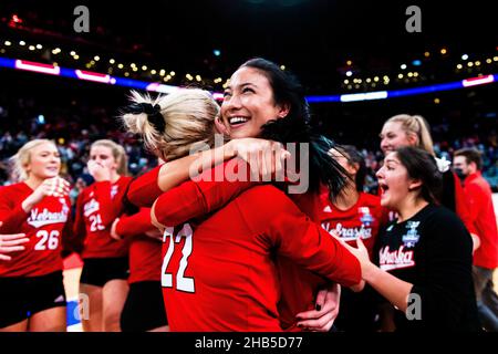 Columbus, Ohio, États-Unis.17th décembre 2021.Les Huskers No.10 fêtent leur passage au championnat sur le Pitt No.3 à Nationwide Arena à Columbus, Ohio, le 16 décembre 2021.Le Nebraska a gagné le match 3-1.Crédit : ZUMA Press, Inc./Alay Live News Banque D'Images