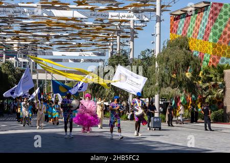 Dubaï, Émirats arabes Unis, 09.12.2021.Expo 2020 Dubai Daily Parade et Palau National Day Parade, personnes avec des vêtements et drapeaux colorés à thème Expo 2020, jouant mu Banque D'Images