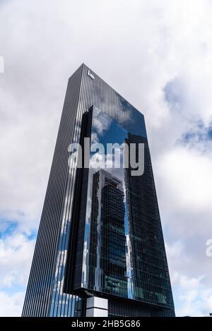 Madrid, Espagne - 5 décembre 2021 : gratte-ciel de l'université IE dans le quartier des affaires de Cuatro Torres.École de commerce privée.Tour Caleido.Gratte-ciels contre Banque D'Images