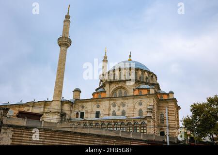 Mosquée Laleli à Istanbul avec ciel nuageux.Ramadan ou photo de fond islamique. Banque D'Images