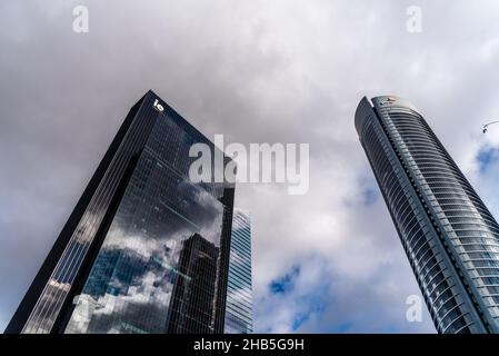 Madrid, Espagne - 5 décembre 2021 : gratte-ciel de l'université IE dans le quartier des affaires de Cuatro Torres.École de commerce privée.Tour Caleido.Gratte-ciels contre Banque D'Images