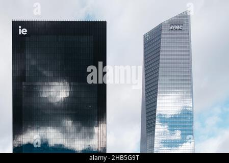 Madrid, Espagne - 5 décembre 2021 : gratte-ciel de l'université IE dans le quartier des affaires de Cuatro Torres.École de commerce privée.Tour Caleido.Gratte-ciels contre Banque D'Images