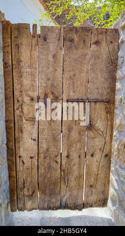 Détails d'une ancienne porte dans une maison de grotte rurale. Banque D'Images