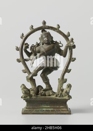 Shiva Nataraja, image de la danse Shiva Nataraja dans un halo de flamme., anonyme, Zuid-Inde, c.1200 - c.1300, bronze (métal), hauteur 10,8 cm × largeur 7,0 cm × profondeur 3,9 cm Banque D'Images