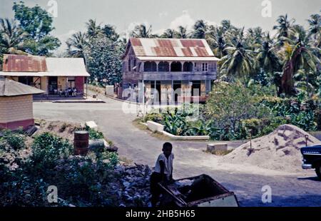 Rue du village et bâtiments historiques à Toco, Trinité-et-Tobago 1961-1963 Banque D'Images