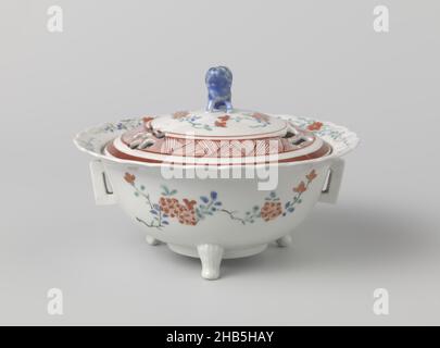 Brûleur à Encens, brûleur à Encens en porcelaine sous forme de bol rond avec anneau pour pied et rebord plat et nervuré, sur trois pieds, avec deux oreilles rectangulaires.Peint sur la glaçure en bleu, rouge vert et noir avec des branches de pruneaux et une bordure de triangles avec des lignes sur le couvercle.Kakiemon., anonyme, Japon, c.1670 - c.1690, porcelaine, glaçure, peinture, vitrification,hauteur 6,4 cm, diamètre 14,6 cm, diamètre 5,3 cm Banque D'Images