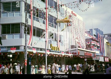 Boutiques décorées pour célébrer l'indépendance Yufe's et Bata, Frederick Street, Port of Spain, Trinidad, 1962 Banque D'Images