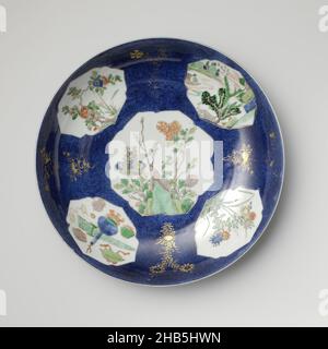 Soucoupe-plat bleu poudré et panneaux en réserve avec des sprays floraux, paysages et objets précieux, soucoupe avec paroi ronde de porcelaine, peint en bleu sous-glaçure et sur le bleu glaçé, rouge, vert, jaune, aubergine,noir et or.L'avant et l'arrière de la soucoupe sont recouverts de poudré bleu clair (bleu poudré) avec cinq cartouilles festonnées sculptées; sur l'étagère, une roche avec des branches de pivoine;sur le mur une branche de prune, un paysage de rivière, une branche de fleur et des antiquités et objets de valeur (vase, feuille d'artemisia), avec une fleur en or sur le bleu entre les deux; le dos avec branches de fleur usées dans Banque D'Images