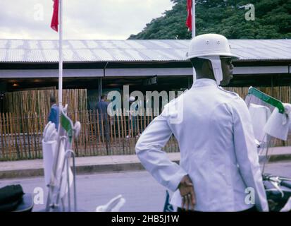 La princesse Royale participe à l'épreuve de l'indépendance à Port of Spain, Trinidad 1962 avec un responsable de la sécurité des motos en premier plan Banque D'Images