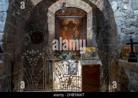 La chapelle construite au-dessus du ressort souterrain, qui selon la croyance orthodoxe orientale est où la Vierge Marie dessinait de l'eau au moment de l'Annonciation située à l'intérieur de l'église orthodoxe grecque orientale de l'Annonciation,Également connue sous le nom d'église Saint-Gabriel ou Église orthodoxe grecque de Saint-Gabriel dans la ville de Nazareth, dans le nord d'Israël Banque D'Images