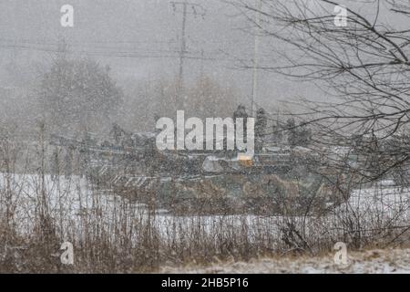 Déc 10, 2021-Paju, Corée du Sud-Corée des chars militaires sud-coréens en attente pour des tirs dans un champ de livefire nearant près de DMZ à Paju, Corée du Sud, dans cette photo est la date du 16 février 2016.Le ministre de l'unification de la Corée du Sud a déclaré jeudi que la déclaration de mettre fin officiellement à la guerre de Corée de 1950-53, si elle était publiée, pourrait être un « point tournant » pour ouvrir une nouvelle phase de paix et a exhorté la Corée du Nord à accepter son offre de dialogue. Banque D'Images