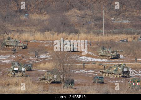 Déc 10, 2021-Paju, Corée du Sud-Corée des chars militaires sud-coréens en attente pour des tirs dans un champ de livefire nearant près de DMZ à Paju, Corée du Sud, dans cette photo est la date du 16 février 2016.Le ministre de l'unification de la Corée du Sud a déclaré jeudi que la déclaration de mettre fin officiellement à la guerre de Corée de 1950-53, si elle était publiée, pourrait être un « point tournant » pour ouvrir une nouvelle phase de paix et a exhorté la Corée du Nord à accepter son offre de dialogue. Banque D'Images