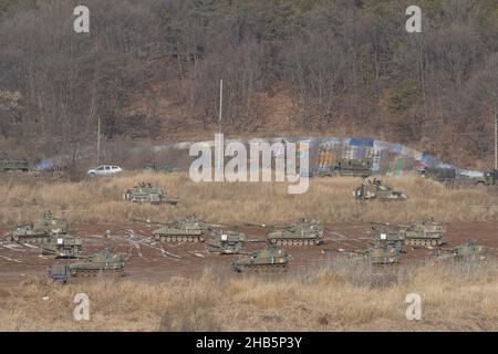 Déc 10, 2021-Paju, Corée du Sud-Corée des chars militaires sud-coréens en attente pour des tirs dans un champ de livefire nearant près de DMZ à Paju, Corée du Sud, dans cette photo est la date du 16 février 2016.Le ministre de l'unification de la Corée du Sud a déclaré jeudi que la déclaration de mettre fin officiellement à la guerre de Corée de 1950-53, si elle était publiée, pourrait être un « point tournant » pour ouvrir une nouvelle phase de paix et a exhorté la Corée du Nord à accepter son offre de dialogue. Banque D'Images