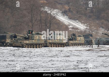 Déc 10, 2021-Paju, Corée du Sud-Corée des chars militaires sud-coréens en attente pour des tirs dans un champ de livefire nearant près de DMZ à Paju, Corée du Sud, dans cette photo est la date du 16 février 2016.Le ministre de l'unification de la Corée du Sud a déclaré jeudi que la déclaration de mettre fin officiellement à la guerre de Corée de 1950-53, si elle était publiée, pourrait être un « point tournant » pour ouvrir une nouvelle phase de paix et a exhorté la Corée du Nord à accepter son offre de dialogue. Banque D'Images