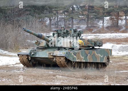 Déc 10, 2021-Paju, Corée du Sud-Corée des chars militaires sud-coréens en attente pour des tirs dans un champ de livefire nearant près de DMZ à Paju, Corée du Sud, dans cette photo est la date du 16 février 2016.Le ministre de l'unification de la Corée du Sud a déclaré jeudi que la déclaration de mettre fin officiellement à la guerre de Corée de 1950-53, si elle était publiée, pourrait être un « point tournant » pour ouvrir une nouvelle phase de paix et a exhorté la Corée du Nord à accepter son offre de dialogue. Banque D'Images