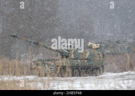 Déc 10, 2021-Paju, Corée du Sud-Corée des chars militaires sud-coréens en attente pour des tirs dans un champ de livefire nearant près de DMZ à Paju, Corée du Sud, dans cette photo est la date du 16 février 2016.Le ministre de l'unification de la Corée du Sud a déclaré jeudi que la déclaration de mettre fin officiellement à la guerre de Corée de 1950-53, si elle était publiée, pourrait être un « point tournant » pour ouvrir une nouvelle phase de paix et a exhorté la Corée du Nord à accepter son offre de dialogue. Banque D'Images