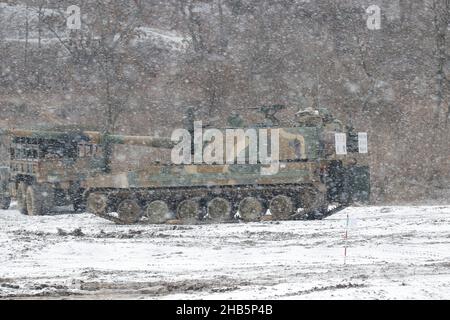 Déc 10, 2021-Paju, Corée du Sud-Corée des chars militaires sud-coréens en attente pour des tirs dans un champ de livefire nearant près de DMZ à Paju, Corée du Sud, dans cette photo est la date du 16 février 2016.Le ministre de l'unification de la Corée du Sud a déclaré jeudi que la déclaration de mettre fin officiellement à la guerre de Corée de 1950-53, si elle était publiée, pourrait être un « point tournant » pour ouvrir une nouvelle phase de paix et a exhorté la Corée du Nord à accepter son offre de dialogue. Banque D'Images