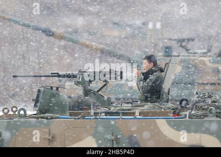 Déc 10, 2021-Paju, Corée du Sud-Corée des chars militaires sud-coréens en attente pour des tirs dans un champ de livefire nearant près de DMZ à Paju, Corée du Sud, dans cette photo est la date du 16 février 2016.Le ministre de l'unification de la Corée du Sud a déclaré jeudi que la déclaration de mettre fin officiellement à la guerre de Corée de 1950-53, si elle était publiée, pourrait être un « point tournant » pour ouvrir une nouvelle phase de paix et a exhorté la Corée du Nord à accepter son offre de dialogue. Banque D'Images