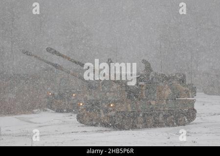 Déc 10, 2021-Paju, Corée du Sud-Corée des chars militaires sud-coréens en attente pour des tirs dans un champ de livefire nearant près de DMZ à Paju, Corée du Sud, dans cette photo est la date du 16 février 2016.Le ministre de l'unification de la Corée du Sud a déclaré jeudi que la déclaration de mettre fin officiellement à la guerre de Corée de 1950-53, si elle était publiée, pourrait être un « point tournant » pour ouvrir une nouvelle phase de paix et a exhorté la Corée du Nord à accepter son offre de dialogue. Banque D'Images