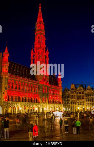 C'est l'illumination du bâtiment de l'hôtel de ville de Bruxelles, qui change de couleur avec le temps le 10 mai 2013 à Bruxelles, Belgique. Banque D'Images