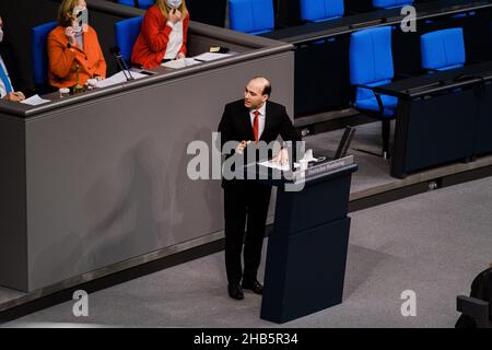 Berlin, Allemagne.16th décembre 2021.Florian Oßner, politicien allemand de l'Union sociale chrétienne, qui est membre du Bundestag depuis les élections de 2013.(Photo de Ralph Pache/PRESSCOV/Sipa USA) crédit: SIPA USA/Alay Live News Banque D'Images