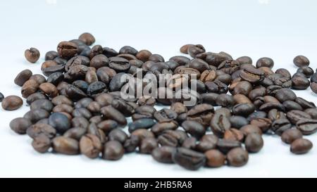 grains de café torréfiés isolés sur fond blanc Banque D'Images