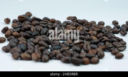 grains de café torréfiés isolés sur fond blanc Banque D'Images
