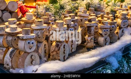 Snowmen en bois dans le marché de Noël Banque D'Images