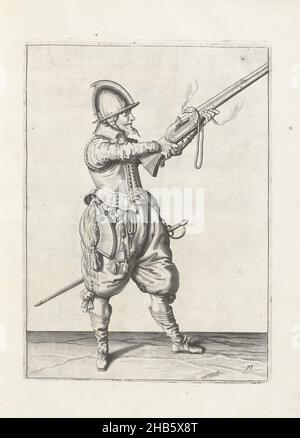 Soldat pointe la barre avec les deux mains (non10), c.1600, Un soldat, de pleine longueur, à droite, tenant un gouvernail (un type particulier d'arme à feu) des deux mains et le pointant vers le haut à un angle (non10), c.1600. Plaque 10 dans les instructions de manipulation de la barre: Corte onderwysinghe op de figuerliicke afbeeldinghhe, belanghende t'rechte ghhebruyck des Roers.Partie des illustrations dans: J. de Gheyn, Wapenhandelinghe van Roers Musquetten ende speiessen, 's-Gravenhage, 1607.Arts martiaux vers 1600., imprimerie: Jacob de Gheyn (II) (atelier de), imprimerie: Robert de Baudous (éventuellement), imprimerie Banque D'Images