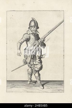 Soldat tenant sa barre avec sa main gauche inclinée vers le haut (non12), c.1600, Un soldat, de pleine longueur, à droite, tenant une barre (un type particulier d'arme à feu) avec sa main gauche, après avoir tiré, le canon s'est incliné vers le haut pour l'empêcher de blesser par inadvertance un compagnon (non12), c.1600. Dans sa main gauche, en plus de la barre, un fusible en feu.Plaque 12 dans les instructions de manipulation de la barre: Corte onderwysinghe op de figuerliicke afbeeldinghhe, belanghende t'rechte ghebruyck des Roers.Partie des illustrations dans: J. de Gheyn, Wapenhandelinghe van Roers Musquetten ende Banque D'Images