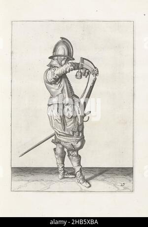 Soldat versant de la poudre dans le canon de sa barre (non23), c.1600, Un soldat, de pleine longueur, à droite, tenant une barre (un type particulier d'arme à feu) avec sa main gauche près de sa cuisse gauche, le canon pointant diagonalement vers le haut (non23), c.1600. Avec sa main droite, il ouvre une corne de poudre.Plaque 23 dans les instructions de manipulation de la barre: Corte onderwysinghe op de figuerliicke afbeeldinghhe, belanghende t'rechte ghebruyck des Roers.Partie des illustrations dans: J. de Gheyn, Wapenhandelinghe van Roers Musquetten ende speiessen, 's-Gravenhage, 1607.Arts martiaux vers 1600., imprimé Banque D'Images