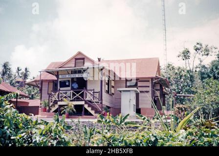 Toco poste de police bâtiment murs en bois toit en fonte ondulée, Trinidad, c 1962 Banque D'Images