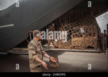 Gao, Mali.16th décembre 2021.Les troupes du 1st RIMA (régiment d'infanterie de marine), les derniers soldats français assurant la protection de Tombouctou, débarquent un avion C130 à la base aérienne de Gao, au Mali, le 16 décembre 2021.Ils ont quitté leur base militaire dans la ville du nord du Mali où ils ont été affectés depuis la libération de la zone des militants islamistes en 2013.Les forces françaises se retirent peu à peu de la région, malgré des combats en cours avec des militants qui menacent la stabilité.Les habitants de la région expriment leur malaise à propos du départ des troupes françaises.Photo par Eliot Blondt/ABACAPRESS.COM crédit: Abaca Press Banque D'Images