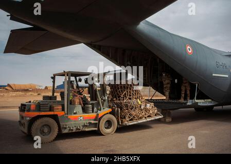 Gao, Mali.16th décembre 2021.Les troupes du 1st RIMA (régiment d'infanterie de marine), les derniers soldats français assurant la protection de Tombouctou, débarquent un avion C130 à la base aérienne de Gao, au Mali, le 16 décembre 2021.Ils ont quitté leur base militaire dans la ville du nord du Mali où ils ont été affectés depuis la libération de la zone des militants islamistes en 2013.Les forces françaises se retirent peu à peu de la région, malgré des combats en cours avec des militants qui menacent la stabilité.Les habitants de la région expriment leur malaise à propos du départ des troupes françaises.Photo par Eliot Blondt/ABACAPRESS.COM crédit: Abaca Press Banque D'Images