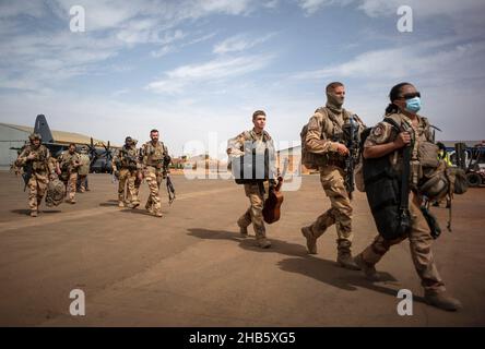 Gao, Mali.16th décembre 2021.Les troupes du 1st RIMA (régiment d'infanterie de marine), les derniers soldats français assurant la protection de Tombouctou, débarquent un avion C130 à la base aérienne de Gao, au Mali, le 16 décembre 2021.Ils ont quitté leur base militaire dans la ville du nord du Mali où ils ont été affectés depuis la libération de la zone des militants islamistes en 2013.Les forces françaises se retirent peu à peu de la région, malgré des combats en cours avec des militants qui menacent la stabilité.Les habitants de la région expriment leur malaise à propos du départ des troupes françaises.Photo par Eliot Blondt/ABACAPRESS.COM crédit: Abaca Press Banque D'Images